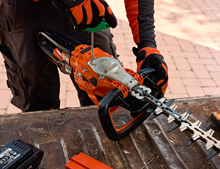 Easy blade adjustment for servicing. Easy blade adjustment for servicing.